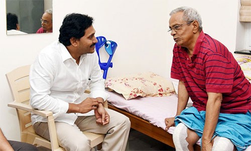 సీపీఎం రాష్ట్ర కార్య‌ద‌ర్శి మధూని పరామర్శించిన సీఎం జగన్‌