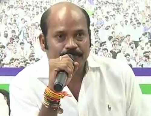 ఏపీ సీఈఓ ద్వివేదిని ప్రత్యేకంగా కలిసిన వైసీపీ నేత యార్లగడ్డ!