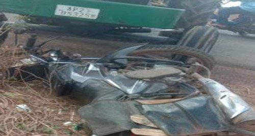 బైకును ఢీ కొన్న ట్రాక్టర్...యువకుడు మృతి