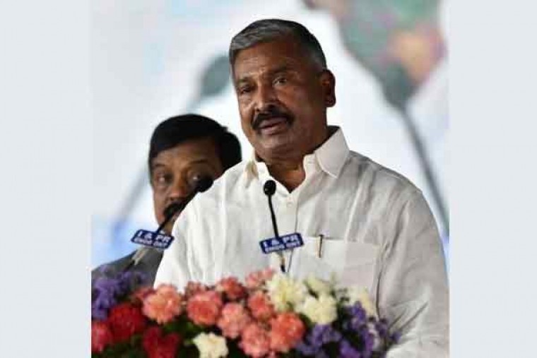 Narrow escape for Andhra minister, MP