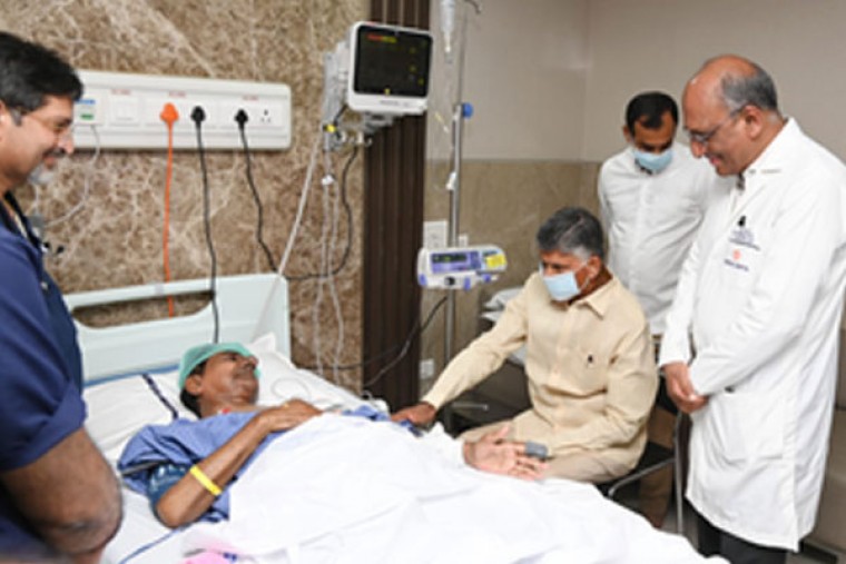Chandrababu, Telangana DyCM visit KCR at hospital