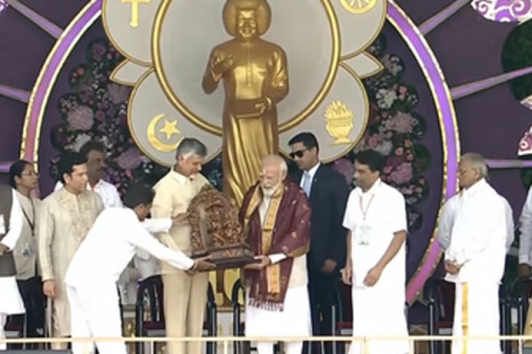 PM Modi pays obeisance to Sathya Sai Baba in Puttaparthi