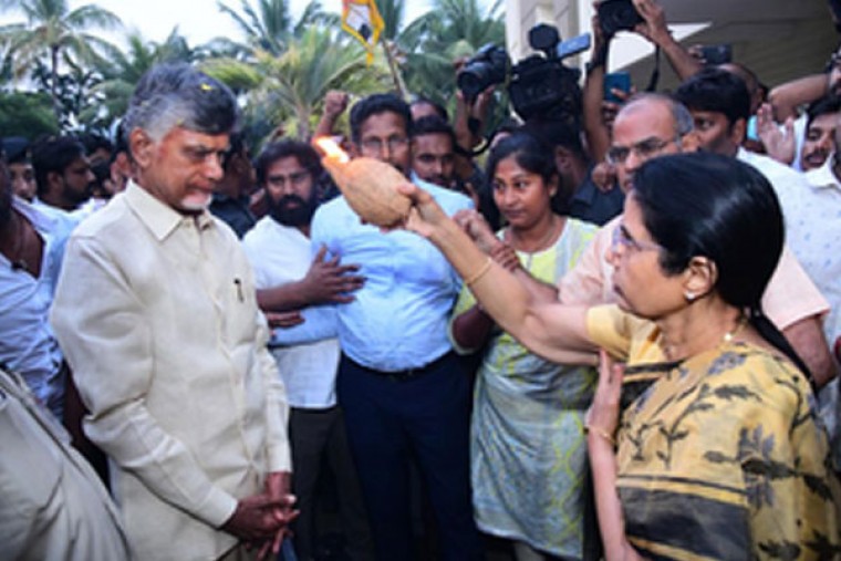 Chandrababu Naidu reaches Hyderabad to grand welcome by supporters