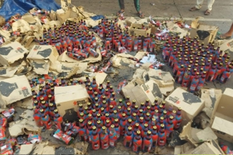 People steal beer bottles after truck overturns in Andhra
