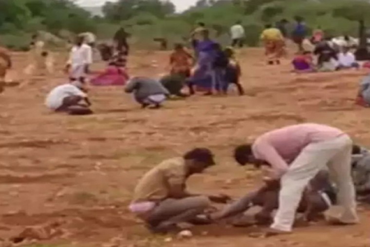 People throng Andhra village for diamond hunting