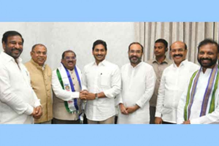 IAS officer Imtiaz joins YSRCP after taking voluntary retirement