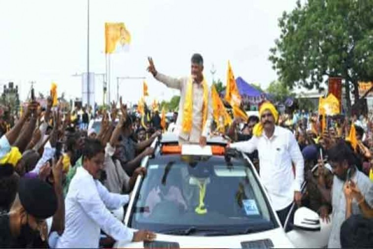 Stampede in Chandrababu Naidu's Andhra roadshow, police register case