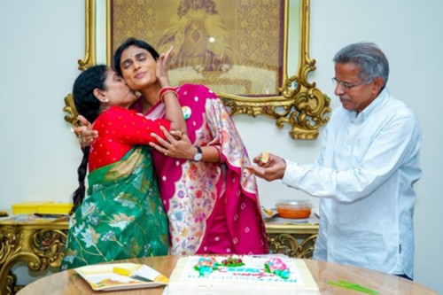 YS Jagan, Sharmila pay tributes to father YSR