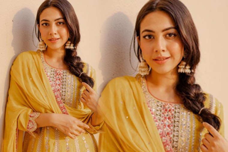 Reem Shaikh channels her inner shaayar as she strikes a pose in bright salwar suit