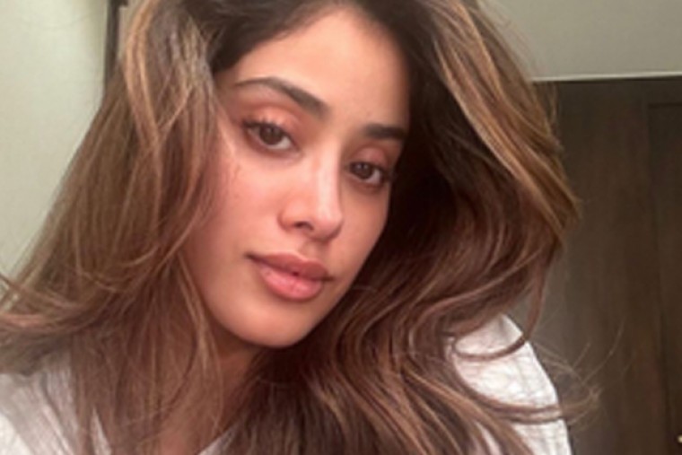 Janhvi Kapoor flaunts her manes, asks for 'achhe hair days' every day