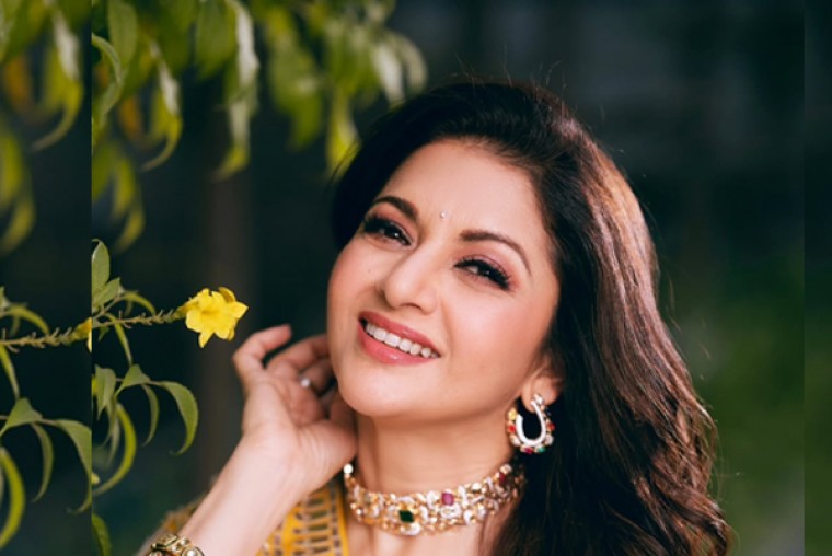 Bhagyashree indulges on 'airport binging' as flight gets delayed