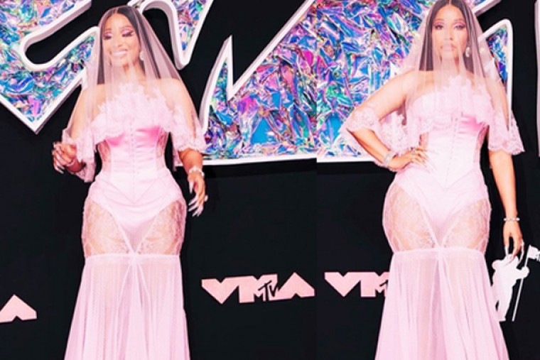 Nicki Minaj suffers wardrobe malfunction at MTV VMAs