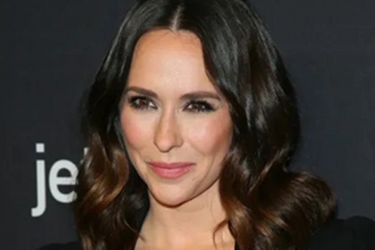 Jennifer Love Hewitt talks about how aging in Hollywood is really hard