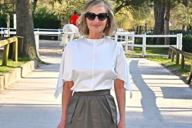 Helen Hunt quips about wearing red heels to a horse farm