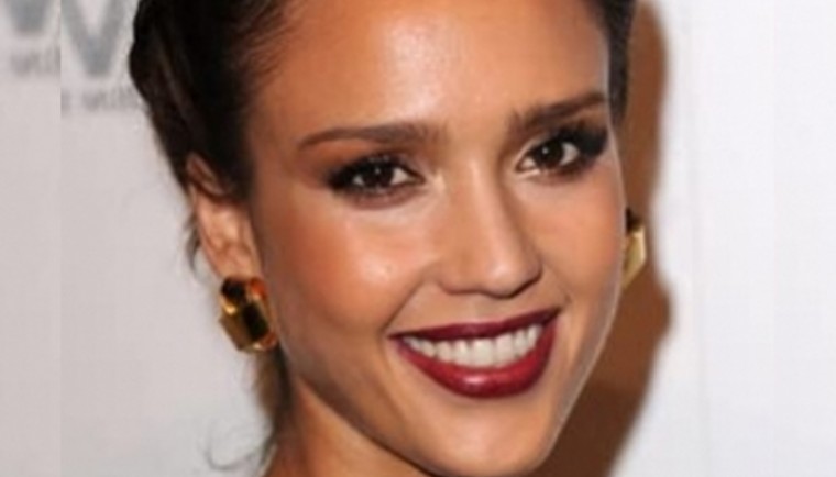Jessica Alba goes to therapy with both daughters