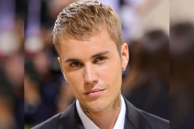 Justin Bieber says he feels like he's 'drowning'