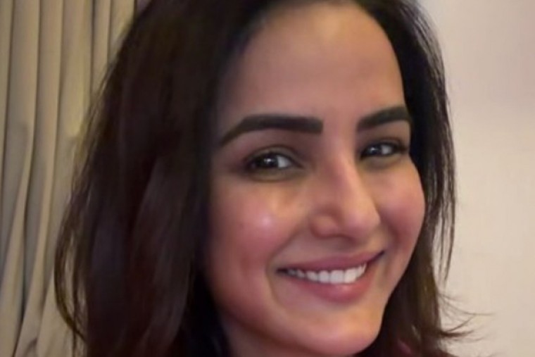 Jasmin Bhasin celebrates 'good skin day' with no filters, no make-up