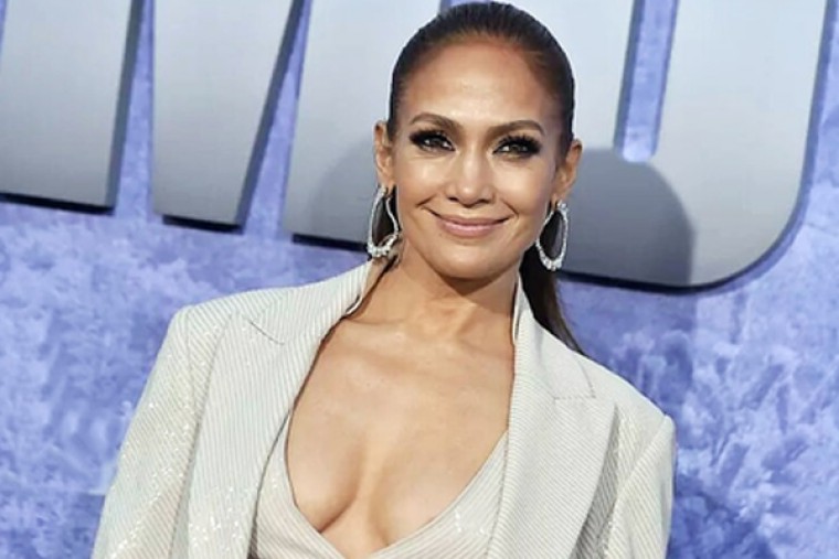 Jennifer Lopez shares FaceTime selfie with her twins