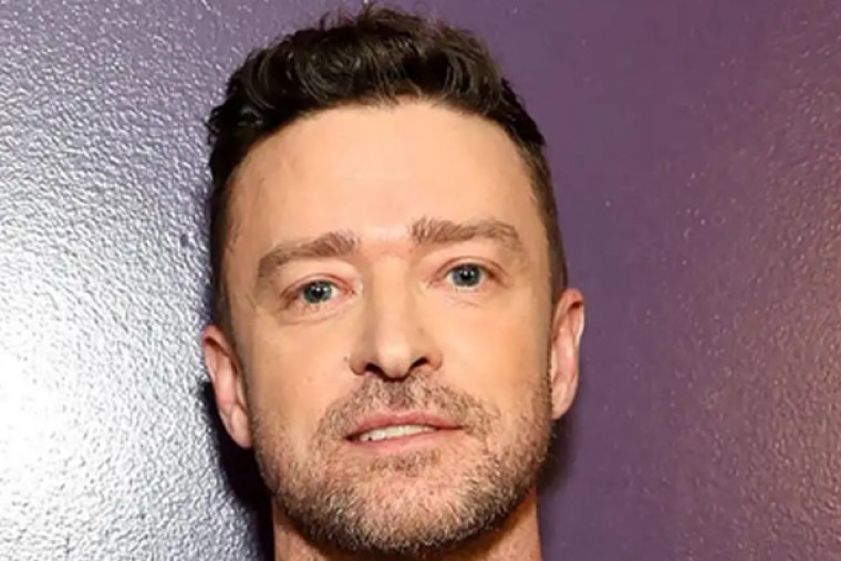 Justin Timberlake performs mid-air for co-passengers on his flight to Argentina