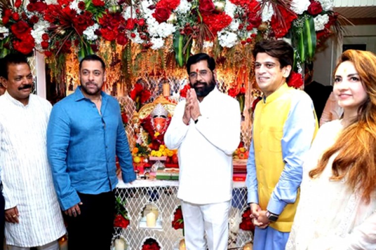 Salman poses for pix with Shinde at his sister's Ganpati Visarjan