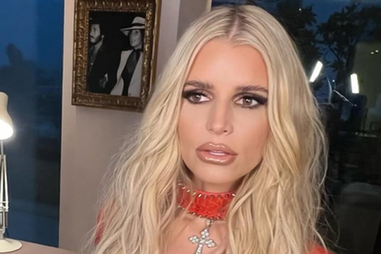 Jessica Simpson rocks blonde hair transformation