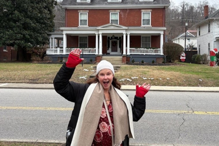 Ashley Judd visits ancestral home, shares the history of her town