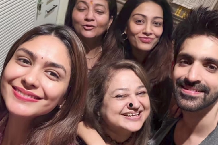 Mrunal Thakur reunites with BFFs from her former TV show Kumkum Bhagya