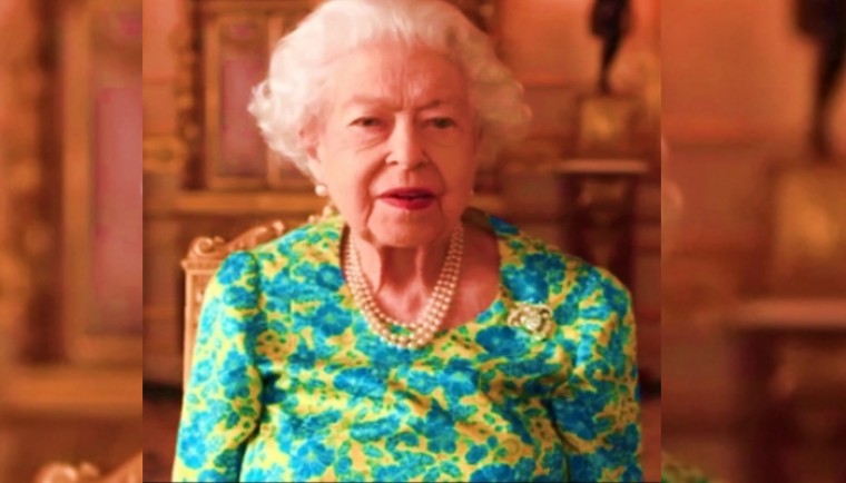 Queen Elizabeth II kicks off coronation party over tea with Paddington Bear