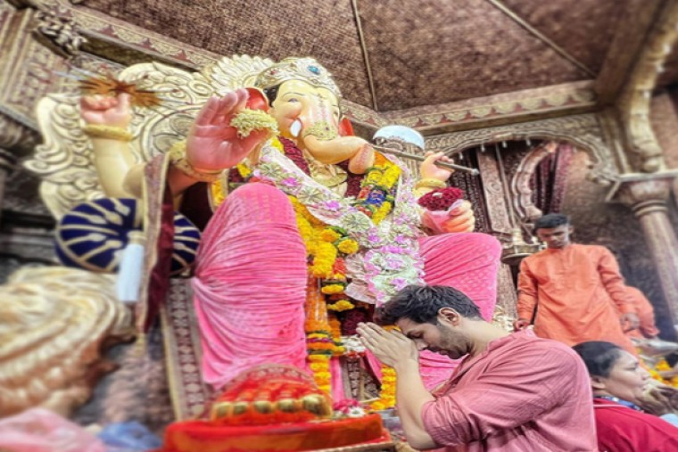 Kartik Aaryan visits Lalbaugcha Raja on 1st day of Ganesh Chaturthi