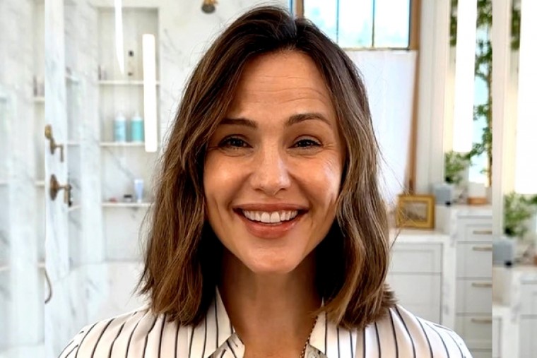 Jennifer Garner helps homeless man in wheelchair, puts shoes on his bare feet