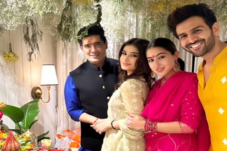 Sara Ali Khan goes for Ganpati darshan at Kartik Aaryan's house