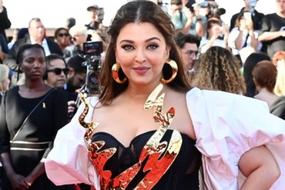 Dressed in black & gold gown, Aishwarya walks the red carpet at Cannes with injured arm in cast