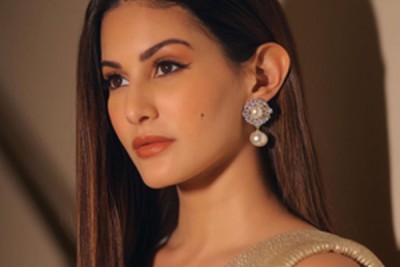 Amyra Dastur shimmers in a golden saree; says 'winging it - life, eyeliner, everything'