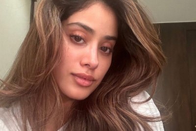 Janhvi Kapoor flaunts her manes, asks for 'achhe hair days' every day