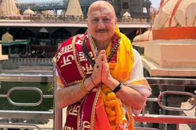 Anupam Kher offers prayers at Mahakaleshwar Temple, attends aarti