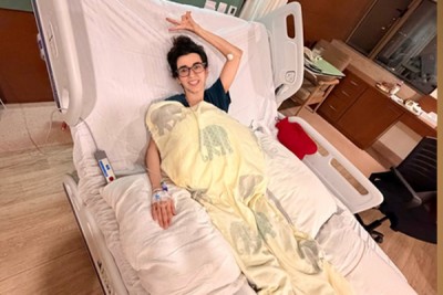 Hrithik Roshan keeps Saba Azad's spirits up as she gets hospitalized from parasitic infection