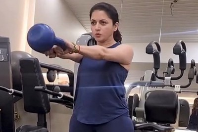 Bhagyashree shares how Kettlebell swings help strengthen the core