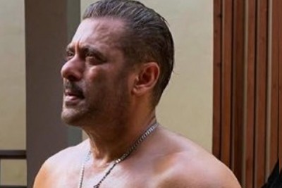 Salman Khan drops his 'shirtless' pics, fans go gaga