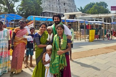 Sivakarthikeyan offers prayers at Tiruchendur Murugan temple with family