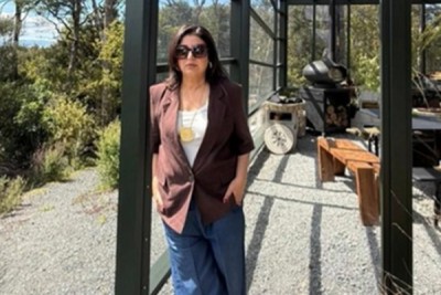 Farah Khan poses with her star househelp Dilip in New Zealand