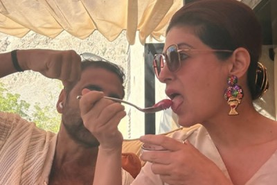 Twinkle Khanna indulges in a gluttony contest with hubby Akshay Kumar