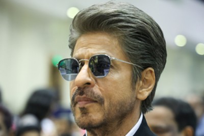 SRK, Aryan Khan pay visit to Dharmendra in hospital