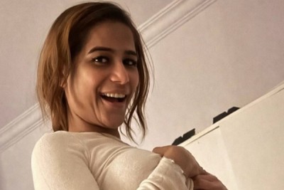 Poonam Pandey flaunts baby bump, is it an April Fool�s prank?