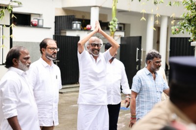 Rajinikanth greets fans outside residence; shares video clip of iconic dialogue in New Year greeting!