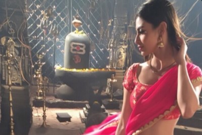 Mouni Roy jumps on 2016 trend, shares pics from her Naagin days as Shivaanya