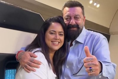 Sameera Reddy reunites with her 'Musafir' co-star Sanjay Dutt