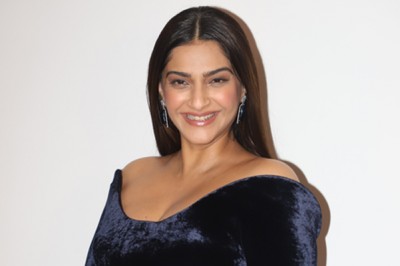 Mommy-to-be Sonam Kapoor walks gracefully flaunting her adorable baby bump at an event