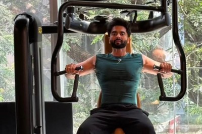 Jackky Bhagnani flaunts strong body as he showcases his mid-week pump