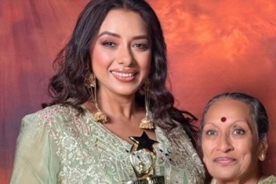 Rupali Ganguly & her 70 year-old mother dance their heart out to Shararat from Dhurandhar