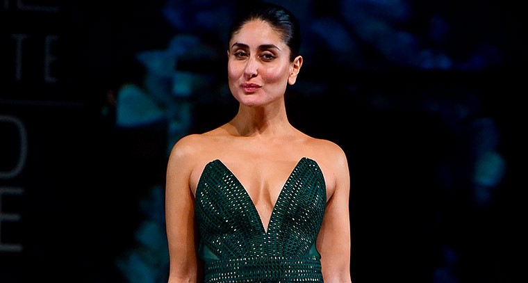 హీరోయిన్‌పై చెయ్యి వేసిన అభిమాని 